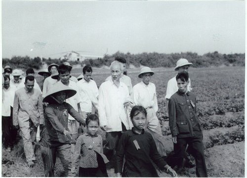 Bác Hồ đến thăm người dân huyện đảo Cô tô lần đầu tiên ngày 09/5/1961.