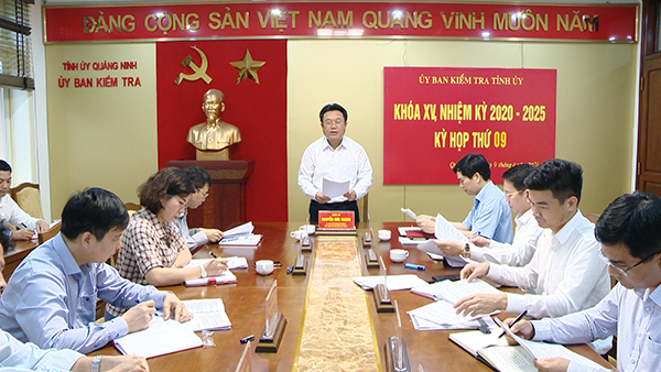 Uỷ ban kiểm tra Tỉnh ủy Quảng Ninh giao Ban Thường vụ Huyện ủy Vân Đồn chỉ đạo việc kỷ luật 3 cán bộ xã liên quan đến vụ vi phạm đổ đất trái phép của Công ty Phương Đông.