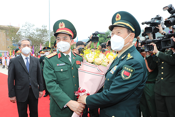 Thượng tướng Phan Văn Giang, Ủy viên Bộ Chính trị, Phó Bí thư Quân uỷ Trung ương, Bộ trưởng Bộ Quốc phòng Việt Nam, tặng hoa Thượng tướng Ngụy Phượng Hòa, Ủy viên Quốc vụ, Bộ trưởng Bộ Quốc phòng Trung Quốc. Ảnh: Đỗ Phương.