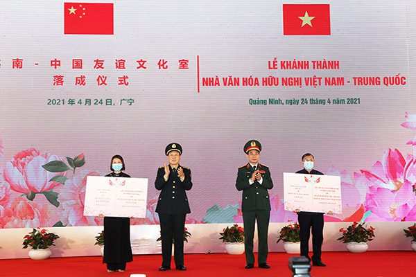 Khánh thành  Nhà văn hóa hữu nghị Việt Nam – Trung Quốc tại xã Đồng Văn, huyện Bình Liêu. Ảnh: Đỗ Phương.