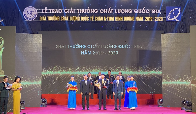 Ông Phạm Đức Đạt - Phó Tổng GĐ Kinh doanh Tiền Phong Nam lên nhận Giải thưởng Chất lượng Quốc gia cho Công ty CP Nhựa Thiếu niên Tiền Phong phía Nam