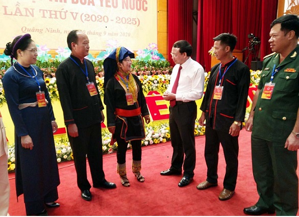 Bí thư Tỉnh ủy Nguyễn Xuân Ký trò chuyện với các đại biểu DTTS tham dự Đại hội thi đua yêu nước lần thứ V. Tháng 11.2020