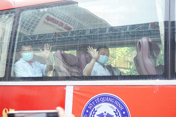 Các y, bác sĩ, nhân viên y tế tỉnh Quảng Ninh lên đường làm nhiệm vụ hỗ trợ tỉnh Bắc Giang phòng, chống dịch Covid-19.