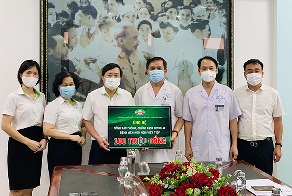 Cổ phần Nhựa Thiếu niên Tiền Phong đã trao tặng số tiền 100 triệu đồng cho Bệnh viện Hữu Nghị Việt Tiệp