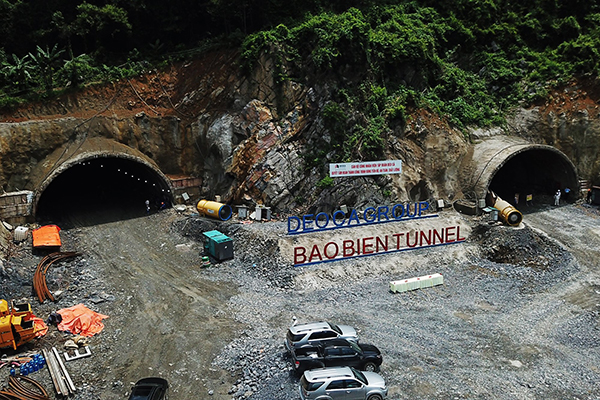 Đây là đường hầm xuyên núi lớn nhất Quảng Ninh đến thời điểm này và cũng là một trong những đường hầm xuyên núi có nền đường lớn nhất Việt Nam.