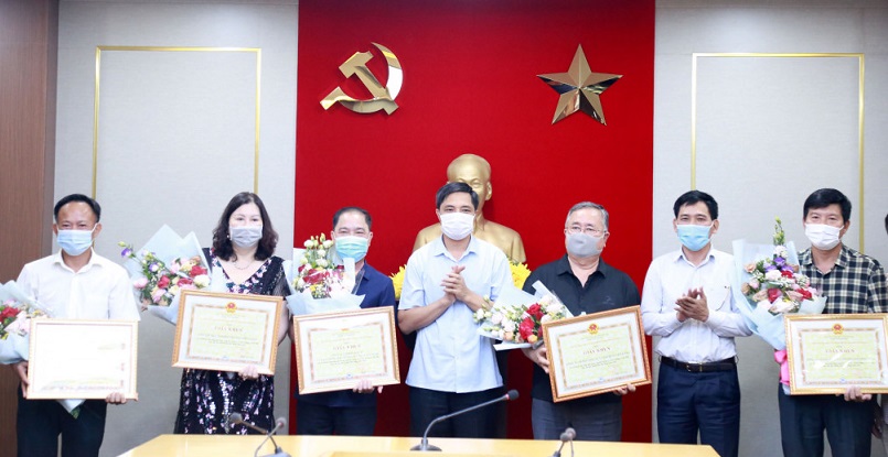Ngày 9/8, Công ty Việt Long (đứng thứ 3 từ phải sang) là 1 trong 5 đơn vị đượcTP. Hạ Long khen thưởng vì có thành tích trong việc xử lý rác thải ùn ứ trên địa bàn thành phố.