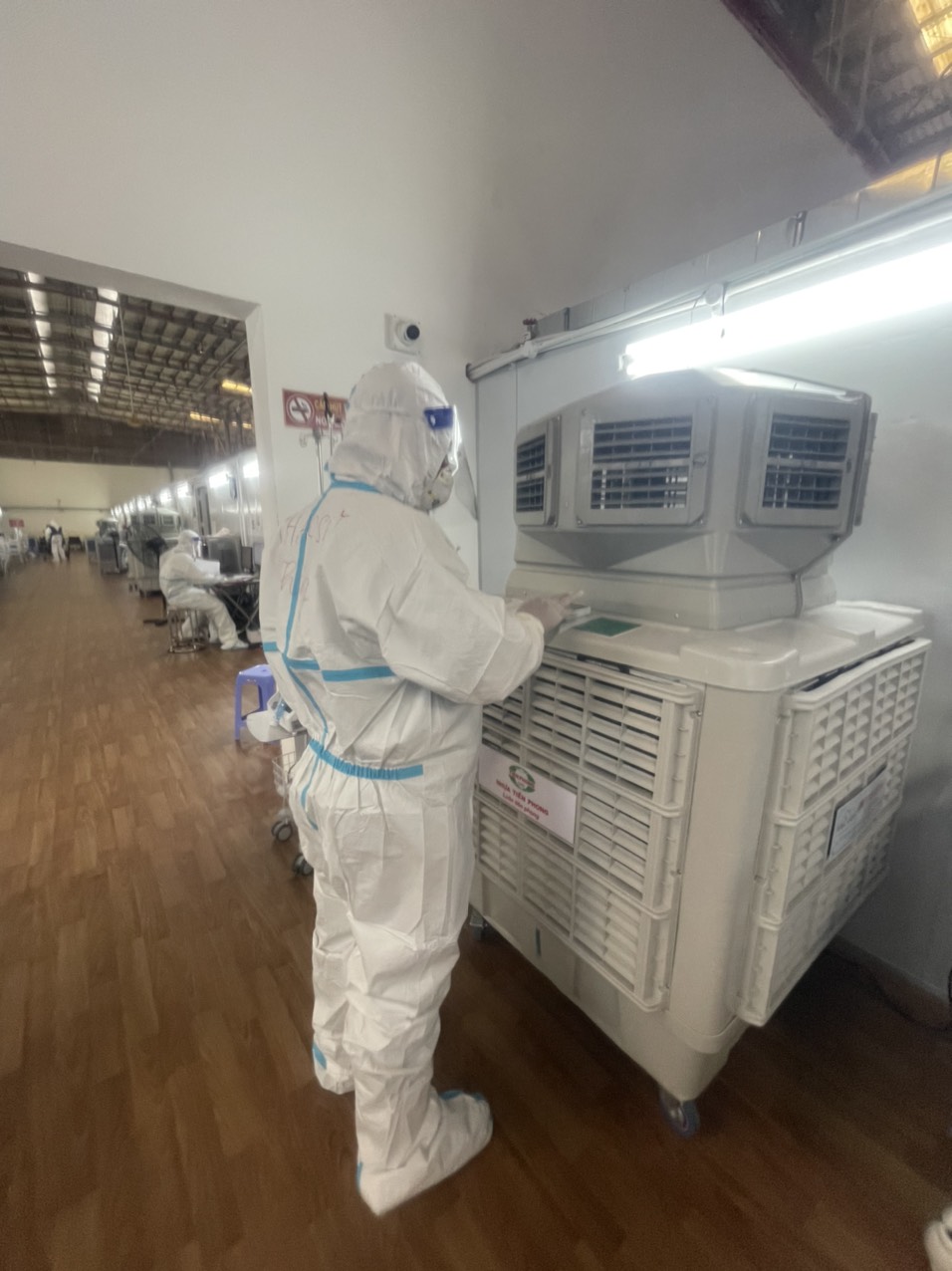 Nhựa Tiền Phong trao tặng 18 máy lọc không khí cho Bệnh viện Bạch Mai.