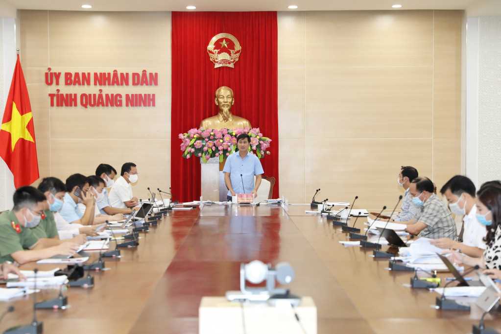 Ông Nguyễn Tường Văn, Phó Bí thư Tỉnh uỷ, Chủ tịch UBND tỉnh, chủ trì cuộc họp