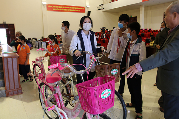 Các em học sinh vui mừng khi nhận được chiếc xe đạp mới do Nhựa Tiền Phong trao tặng.