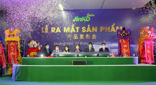 Các đại biểu thực hiện nghi thức kéo băng ra mắt sản phẩm đầu tiên của Dự án công nghệ tấm silic Jinko Solar Việt Nam.