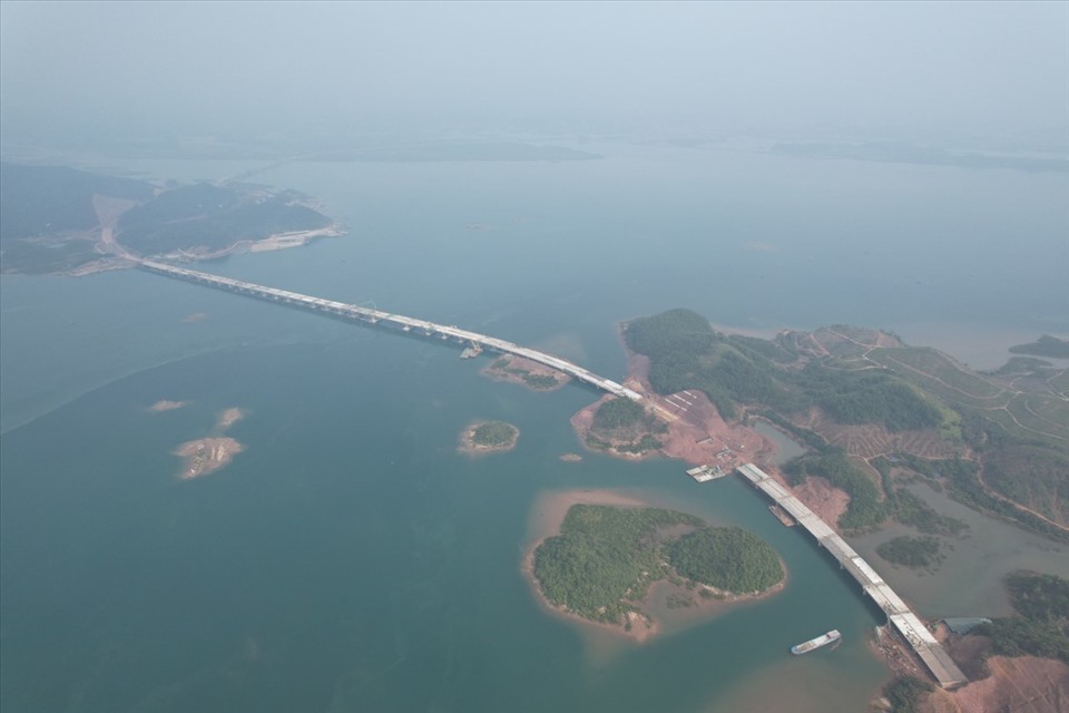 Cầu Vân Tiên - hạng mục công trình khó thi công nhất trên tuyến cao tốc Vân Đồn - Móng Cái - hợp long ngày 5/12/2021. Ảnh: Đỗ Phương