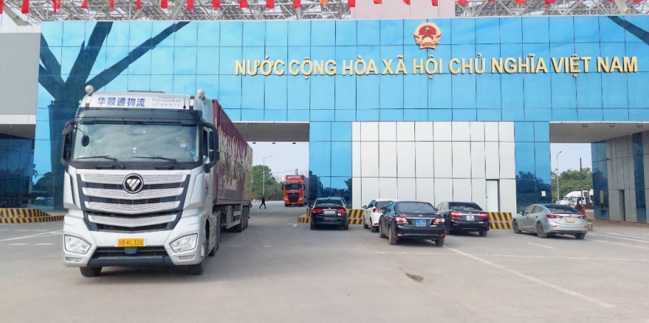 Lô hàng linh kiện điện tử trị giá gần 2,4 triệu USD thông quan qua cửa khẩu Cầu Bắc Luân 2 ngày 5.2. Ảnh Hữu Việt.