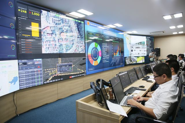 Các thông tin, số liệu trong nhiều ngành, lĩnh vực được hệ thống hiển thị thông minh nhiều lớp trên bản đồ GIS tại Trung tâm Điều hành thành phố thông minh của tỉnh Quảng Ninh.