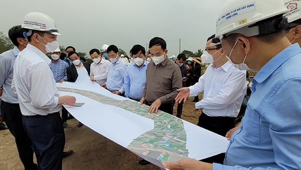 Bí thư Thành ủy Trần Lưu Quang cùng lãnh đạo thành phố, các ngành chức năng thực địa kiểm tra toàn tuyến các Dự án.
