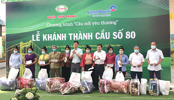 Nhựa Tiền Phong 40 suất quà cho các gia đình khó khăn của xã Ẳng Cang để