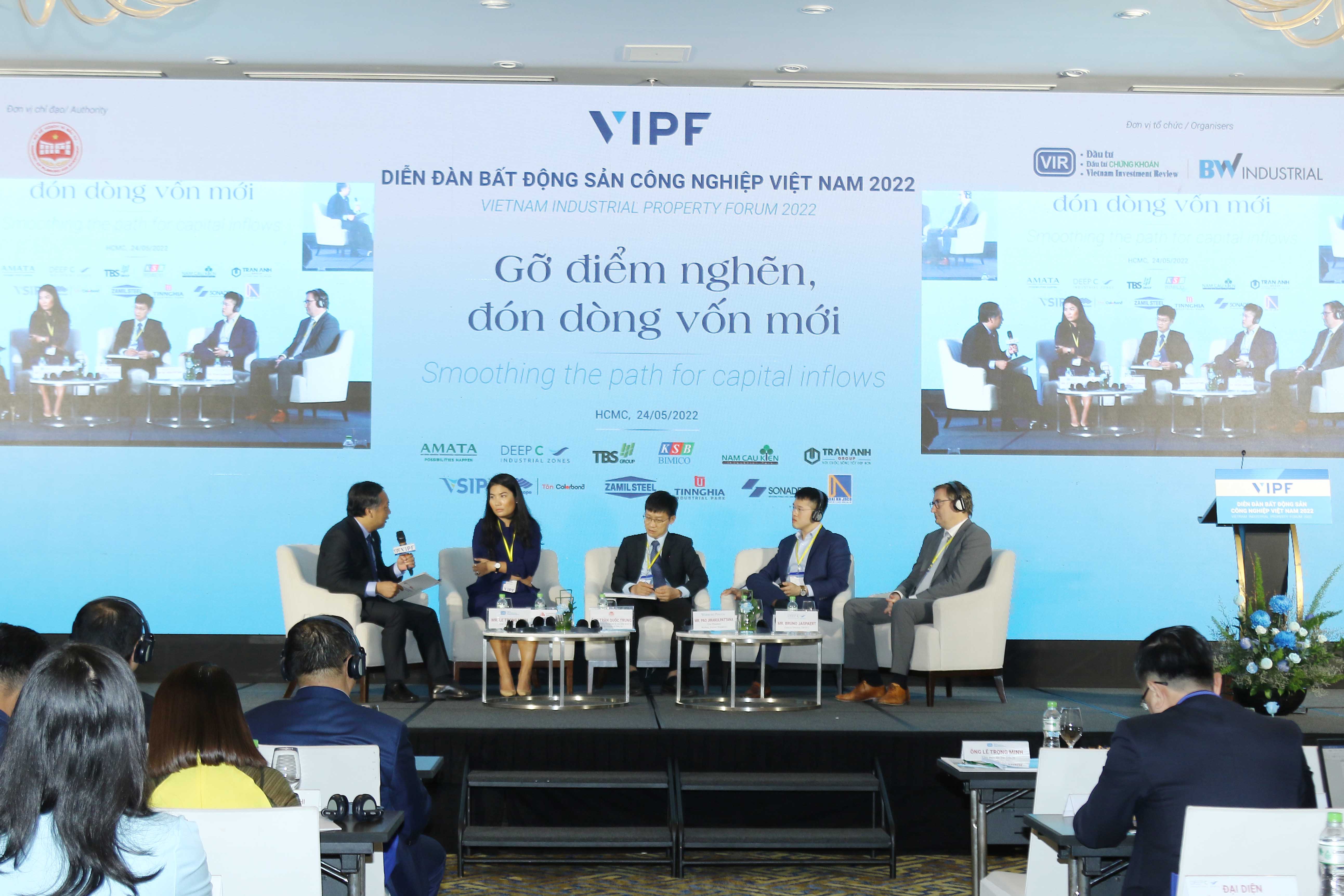 Các diễn giả chia sẻ các giải pháp để tháo gỡ điểm nghẽm, thu hút dòng vốn đầu tư nước ngoài vào Việt Nam.