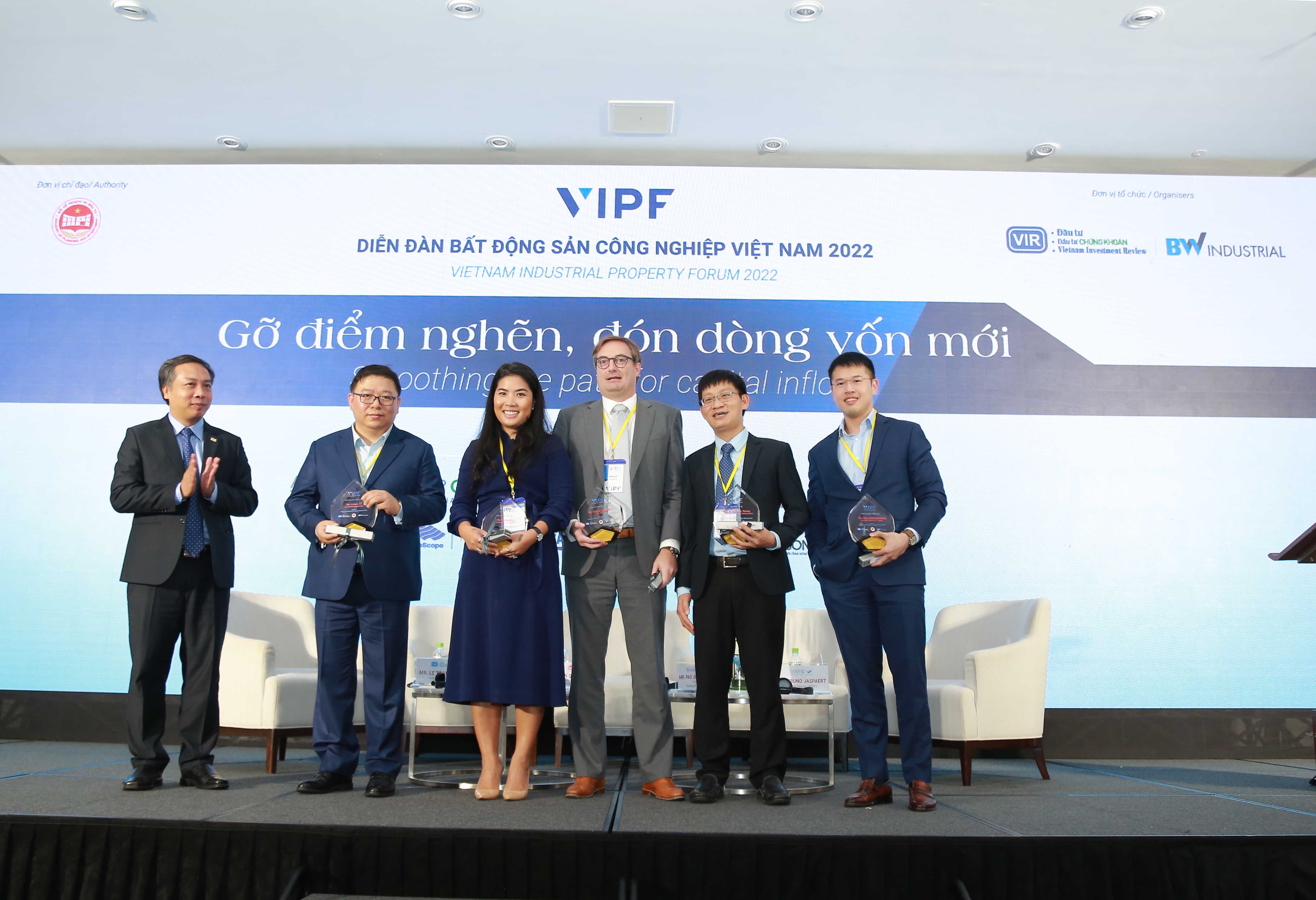 Các diễn giả của phiên 1 - Tháo gỡ điểm nghẽn, đón dòng vốn mới của Diễn đàn bất động sản công nghiệp Việt Nam 2022 nhận kỷ niệm chương trình Ban Tổ chức.