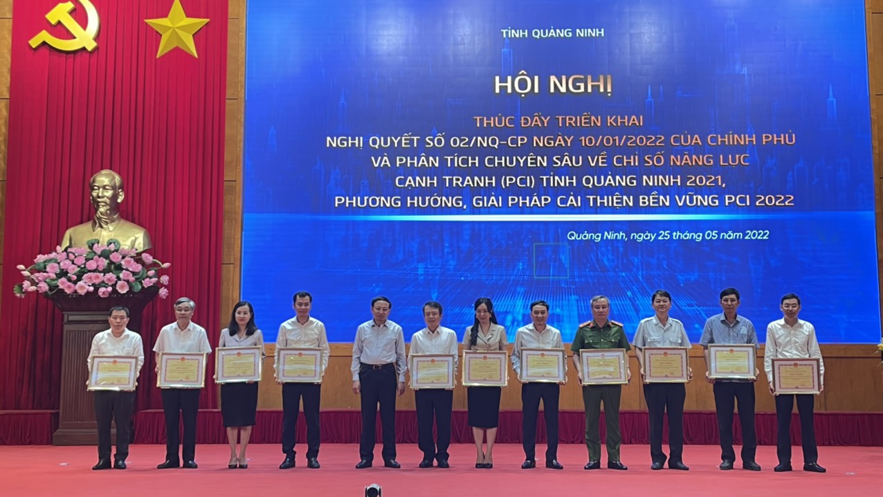 Nguyễn Xuân Ký, Bí thư Tỉnh ủy trao bằng khen của UBND tỉnh cho các tập thể có thành tích xuất sắc trong tham mưu, cải thiện môi trường đầu tư kinh doanh 5 năm liên tiếp và năm 2021