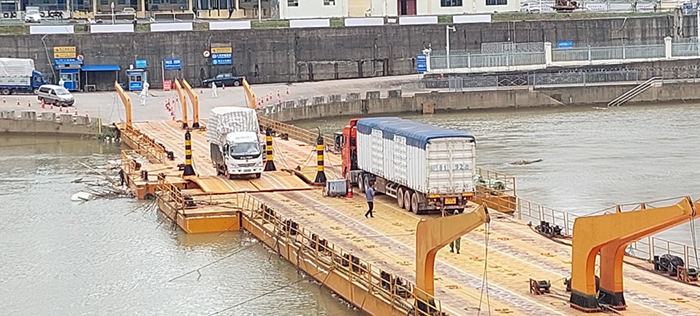 Ngày 30/5, Lối mở cầu phao tạm Km3+4, Hải Yên (Móng Cái) đã chính thức thông quan trở lại sau hơn 3 tháng tạm dừng thông quan
