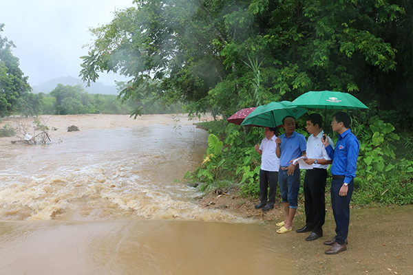 Ông Tràn Ngọc Bảo, thành viên HĐQT Nhựa Tiền Phong cùng đoàn công tác khảo sát địa điểm xây dựng ngay trước buổi lễ khởi công ngày 8/7/2022.