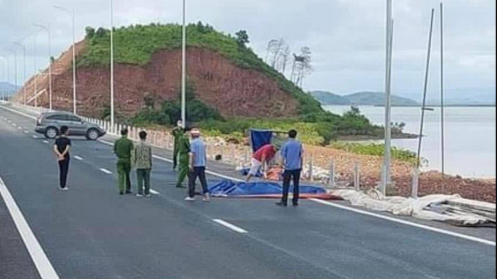 Vụ TNGT xảy ra rạng sáng ngày 13/7 khiến một công nhân gác vật liệu của nhà thầu tử vong tại chỗ. Ảnh: Nguồn MXH.