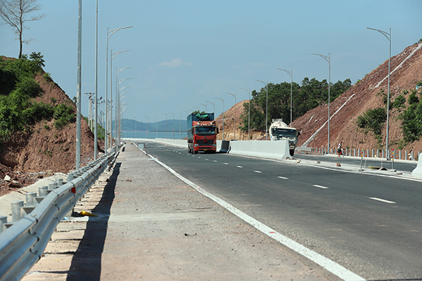 Xe tải trọng lớn thường xuyên lưu thông trên tuyến, trên cả 2 làn đường để chở nguyên vật liệu. Xe dân sự lưu thông rất dễ xảy ra tai nạn với xe tải lưu thông ngược chiều nếu thiếu quan sát. Ảnh: Thu Lê.