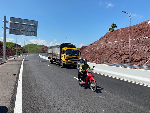 Xe tải trọng lớn và xe máy cùng lưu thông trên cao tốc chưa được đưa vào hoạt động. Ảnh: Thu Lê.