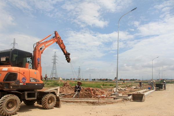 Để đảm bảo tiến độ giải phóng mặt bằng phục vụ Dự án, Quảng Yên luôn ưu tiên việc hỗ trợ tái định cư, bồi thường thảo đáng cho người dân. Trong ảnh: nhà thầu đang tích cực hoàn thiện hạ tầng kỹ thuật khu tái định cư Phong Hải. nhà thầu đang tích cực hoàn thiện hạ tầng kỹ thuật khu tái định cư Phong Hải, phường Phong Hải (TX. Quảng Yên). Ảnh Mạnh Trường.