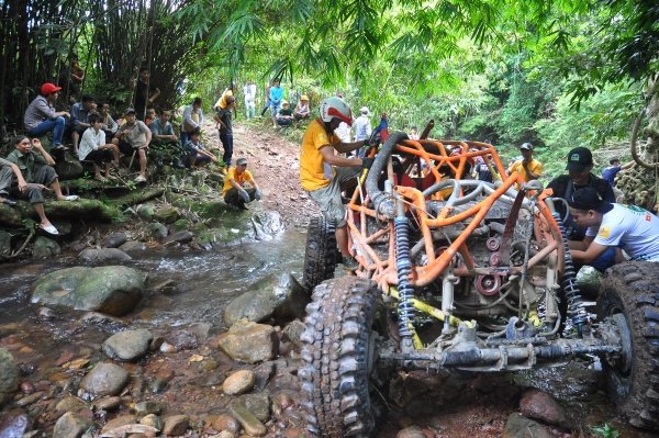 Với địa hình núi rừng hiểm trở, có nhiều suối, đã có cuộc đua xe ô tô địa hình được tổ chức, và Đồng Sơn - Kỳ Thượng đã khiến rất nhiều tay đua ngao ngán.