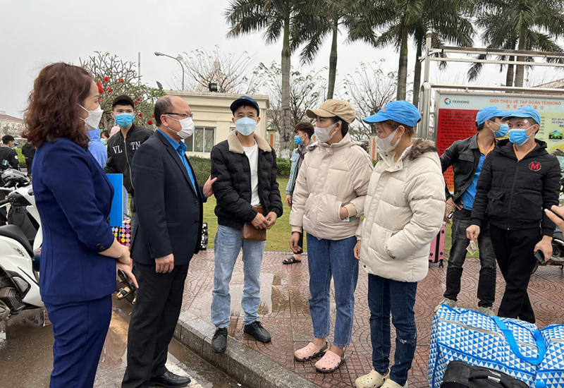 Lãnh đạo LĐLĐ tỉnh động viên người lao động KCN Cảng biển Hải Hà về quê ăn Tết Nguyên đán 2022