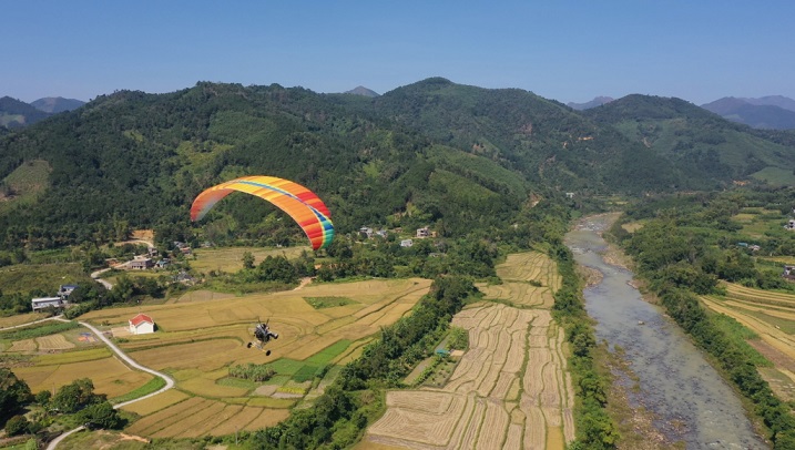 Du khách trải nghiệm bay dù lượn tại Bình Liêu.