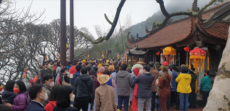 Người dân, du khách tham gia Lễ dâng hương cầu nguyện quốc thái dân an Xuân Yên Tử 2022 tại chùa Hoa Yên. Ảnh: Nguyễn Hùng