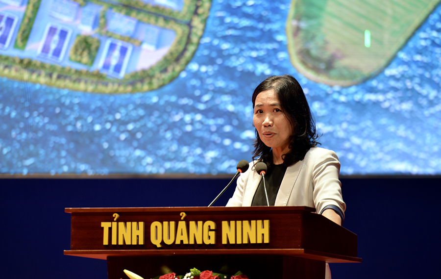 bà Trần Thị Huyền, Quản Lý Kinh Doanh Cấp Cao của Tổ hợp KCN DEEP C chia sẻ tại Hội nghị.
