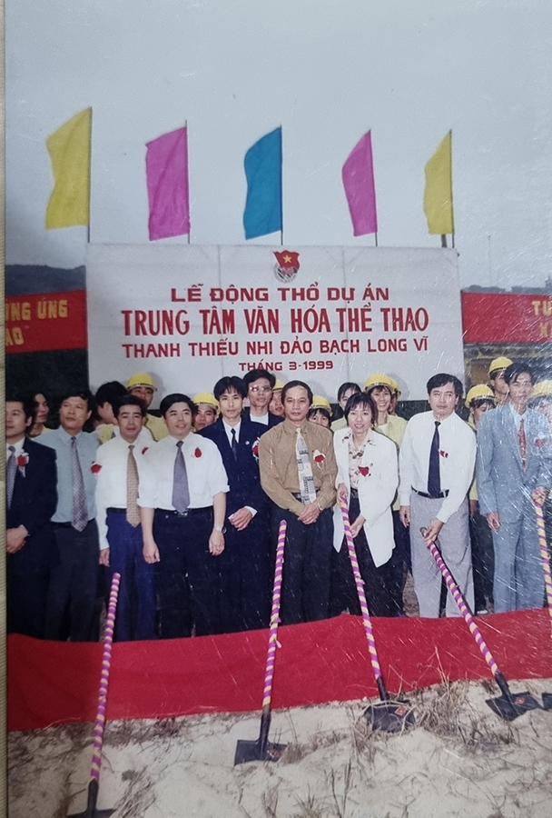 Tháng 3/1999, Trung ương đoàn và Đoàn thanh niên cụm 9 tỉnh Đồng bằng Sông Hồng làm lễ động thổ dự án Trung tâm văn hoá thể thao thanh thiếu nhi đảo Bạch Long Vỹ. Ảnh tư liệu chụp năm 1999: Lưu Quang Phổ.
