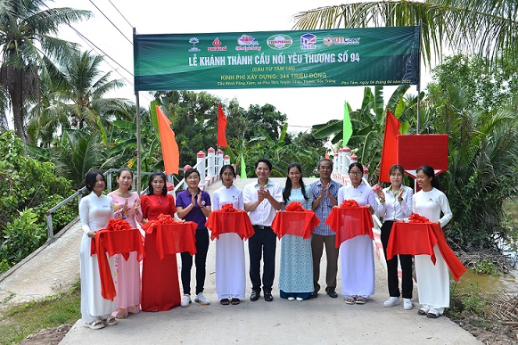 Các đại biểu cắt băng khánh thành cầu Nối yêu thương số 92. Ảnh: Huy Tự.