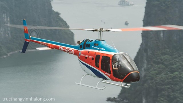 Máy bay trực thăng Bell 505 số hiệu VN-8650 bay trên Vịnh Hạ Long