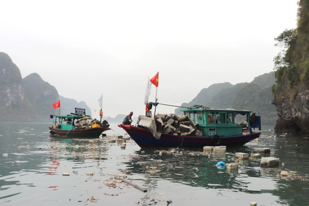 Các lực lượng được huy động để thu gom rác thải trên Vịnh Hạ Long đảm bảo hoàn thành trước ngày 28/4/2023.