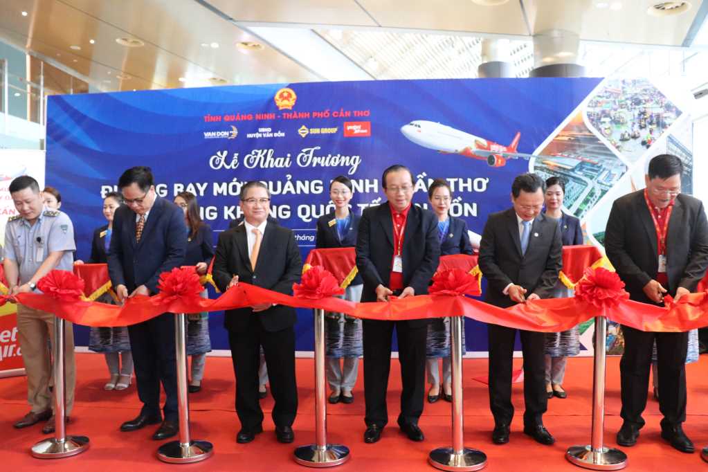 Lãnh đạo tỉnh Quảng Ninh, TP Cần Thơ và các đơn vị cắt băng khánh thành đường bay.