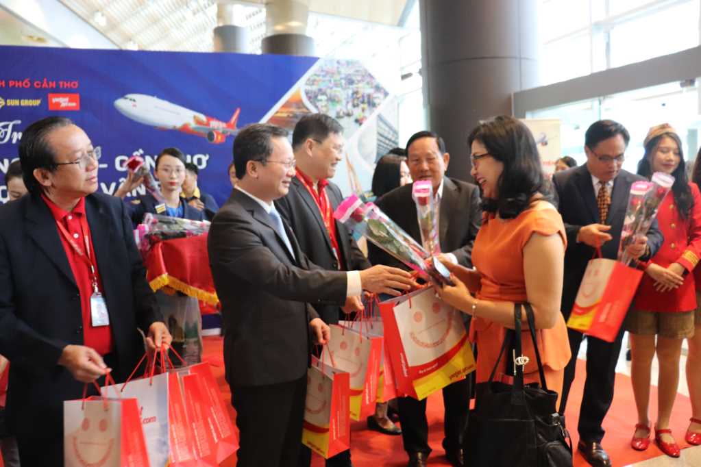 Ông  Cao Tường Huy, Quyền Chủ tịch UBND tỉnh Quảng Ninh tặng hoa chúc mừng các hành khách từ Cần Thơ đến Quảng Ninh.