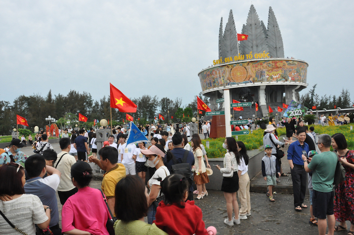 Hàng nghìn du khách đã đến tham quan Cụm thông tin cổ động biên giới Sa Vĩ trong ngày 30/4.