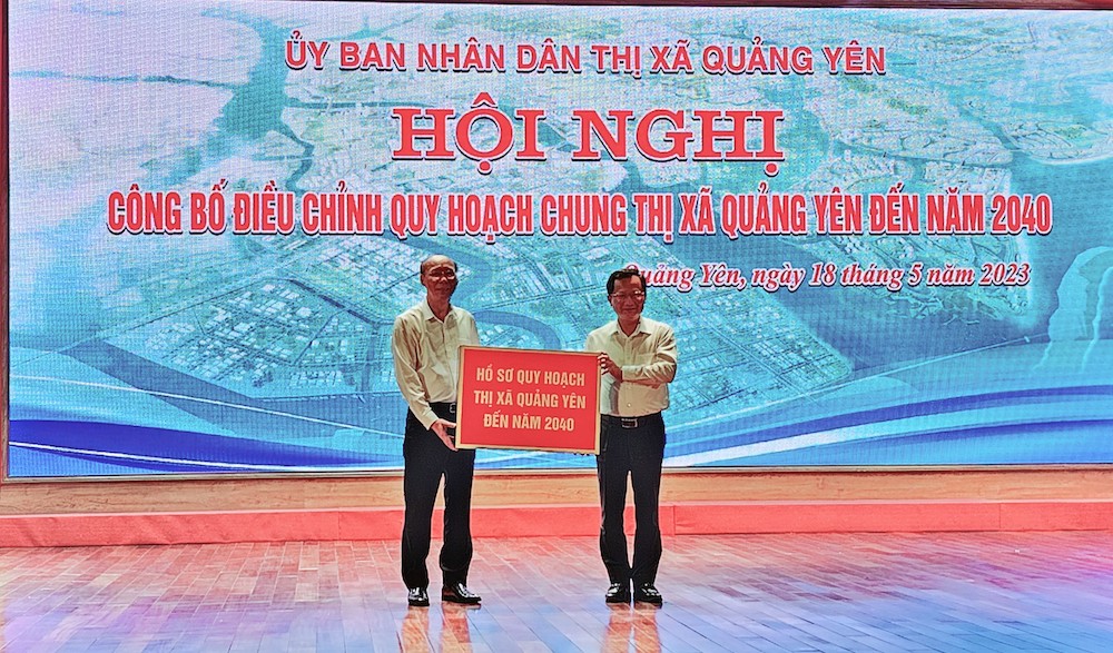 Quyền Chủ tịch UBND tỉnh Quảng Ninh trao Hồ sơ Đồ án điều chỉnh quy hoạch thị xã Quảng Yên đến năm 2040 cho Chủ tịch UBND Thị xã.