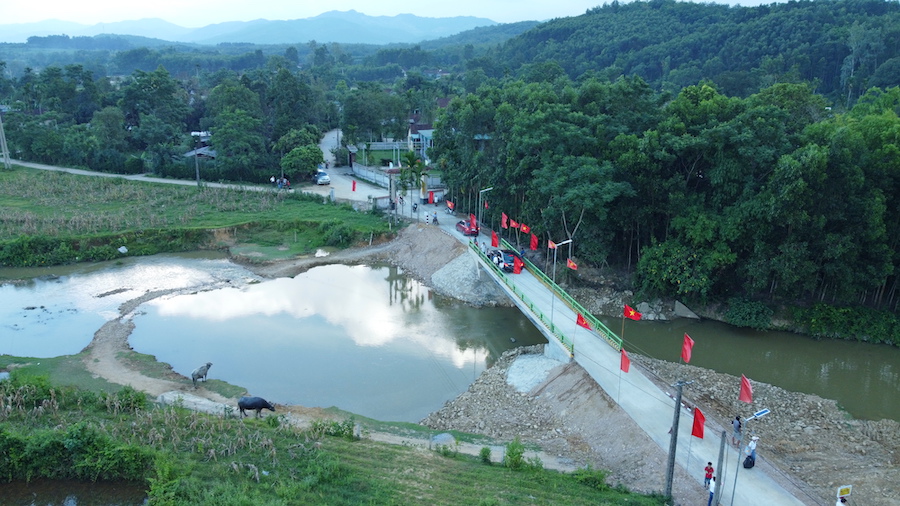 Cây cầu mới vững chắc có chiều dài 25,06 m tính đến đuôi mố, bề rộng cầu 3,5 m, tải trọng 7 tấn cùng 35 m đường dẫn bê tông với tổng kinh phí xây dựng hơn 1,7 tỷ đồng. 