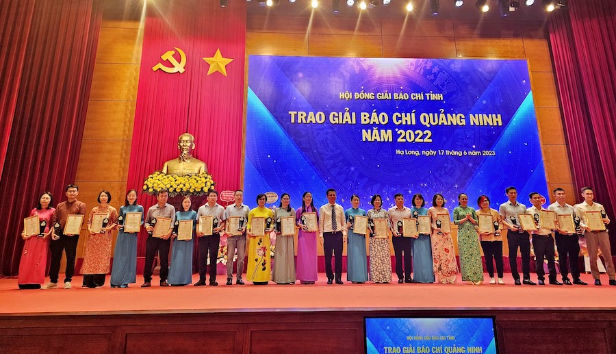 Các tác giả và nhóm tác giả đạt giải Nhì đạt giải Báo chí tỉnh Quảng Ninh.