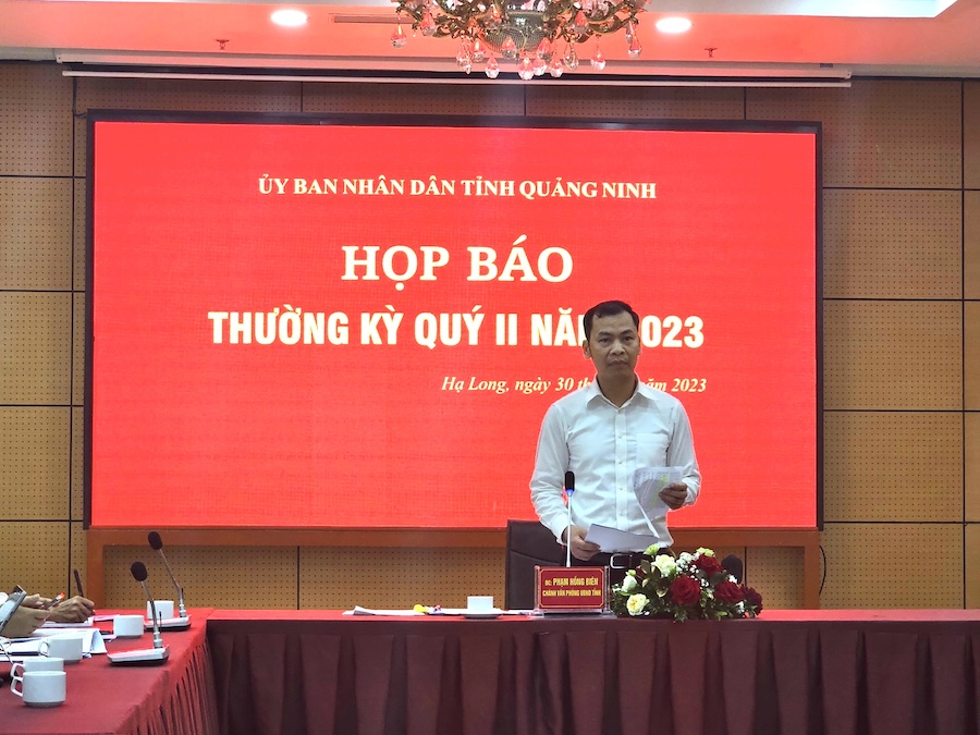 Phạm Hồng Biên, Chánh Văn phòng UBND tỉnh thông tin tạo cuộc họp báo thường kỳ của UBND tỉnh. Ảnh: Thanh Sơn.