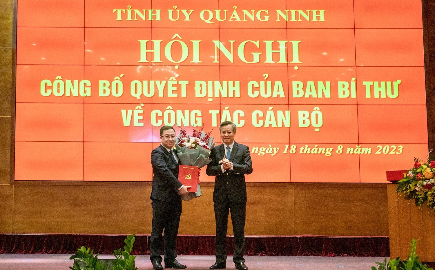 Phó Chủ nhiệm Uỷ ban Văn hoá, Giáo dục của Quốc hội Đặng Xuân Phương (trái) nhận quyết định điều động làm Phó Bí thư Tỉnh uỷ Quảng Ninh