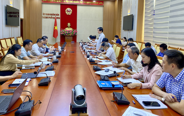 Ông Vũ Quyết Tiến, Bí thư Thành ủy Hạ Long, phát biểu tại cuộc họp. Ảnh nguon baoquangninh.vn