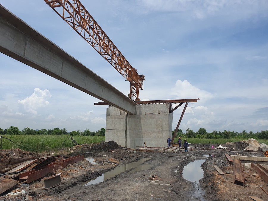 Ngày 24/8, nhà thầu đã thực hiện gác phiến dầm đầu tiên gói thầu 12 của Dự án. Ảnh: Thu Lê.