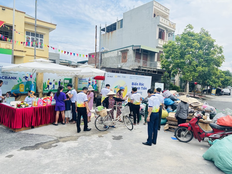  Nhiều người dân phường Hồng Hà đã mang rác đến để tham gia mô hình Vracbank – Gửi rác rút tiền của Công ty CP Xi măng và Xây dựng Quảng Ninh.