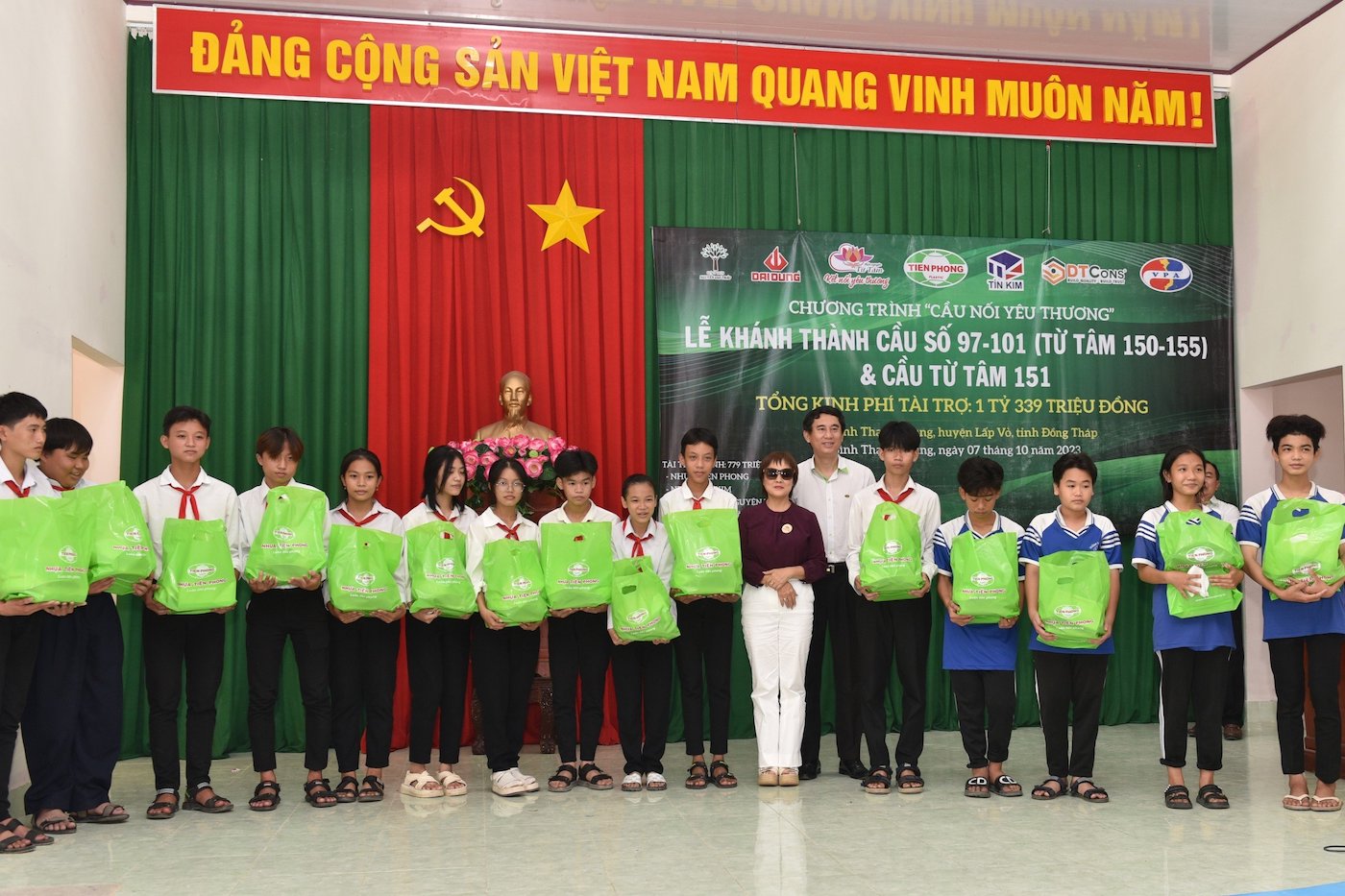 Nhiều phần quà được trao cho các em học sinh tại 3 ấp của xã Bình Thạnh Trung.