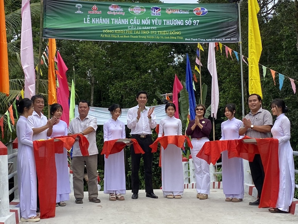 Đại biểu cắt băng khánh thành Cầu nối yêu thương số 97. Ảnh: Huy Tự